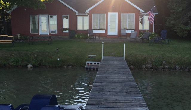 Cozy Lakefront Cabin - A stone throw away from Michigan's best kept secrets!
