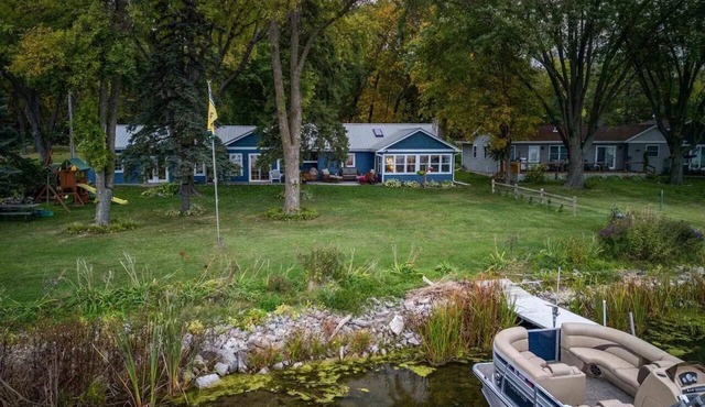 Cozy lakefront cabin on Fox Lake with great fishing, bar, and hot tub!