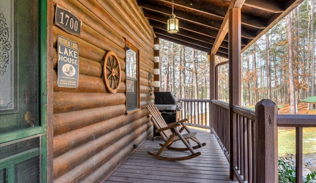 Cozy Lakefront Cabin on Buckhead Drive!