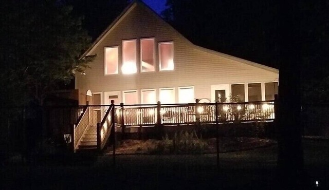 COZY LAKEFRONT CABIN Perfect for a relaxing getaway!