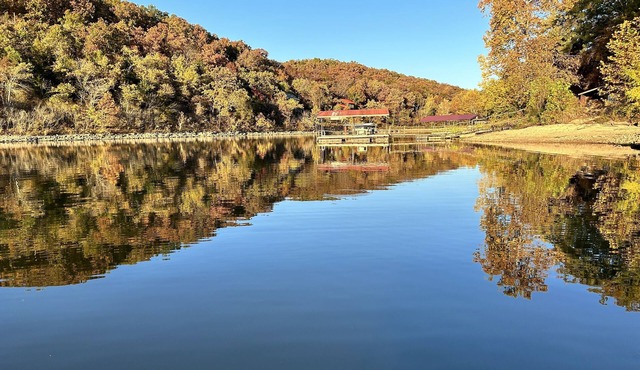 Cozy Lakefront Cabin/Quiet Cove/Dock, Kayaks & Sunsets