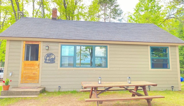 Cozy Lakefront Cabin Retreat: 3 Bedroom Cabin on South Twin Lake, Conover, WI