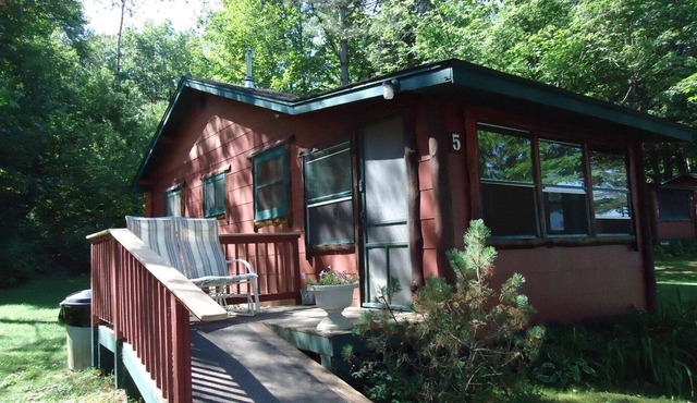 Cozy lakefront cabin