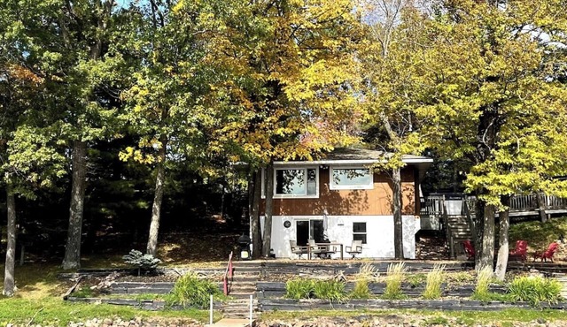 Cozy Lakefront Cabin w/Stunning Views & Pontoon!