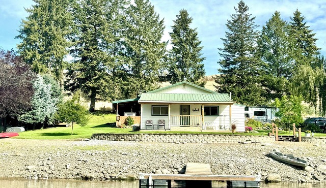 Cozy Lakefront Cabin - very peaceful and only steps to the lake!
