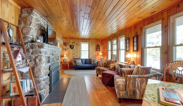 Cozy Lakefront Cabin w/Indoor Gas Fireplace!