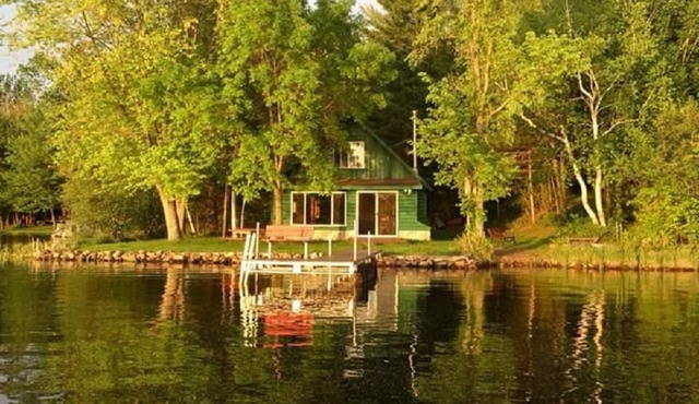 Cozy Lakefront Cabin w/canoe, hammock, fire-pit & grill! Perfect group getaway