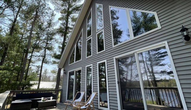 Cozy lakefront cabin with kayaks