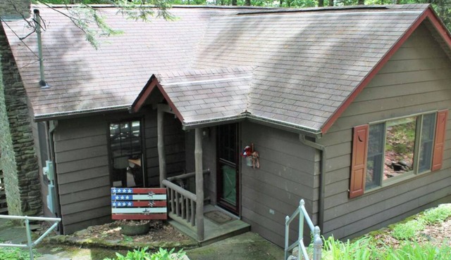 Cozy Lakefront Cabin with private dock - kid and pet friendly!