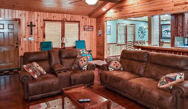 Cozy lakefront cabin with boat house & ramp on Toledo Bend Lake