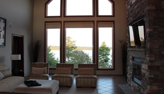 Cozy lakefront chalet retreat. Perfect for couples or families!