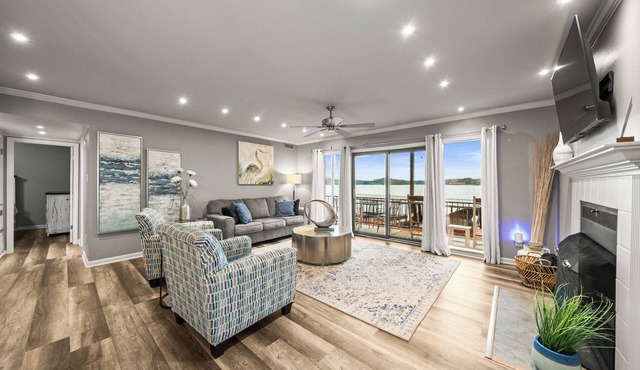 Cozy Lakefront Condo, 2BR/2BA Retreat