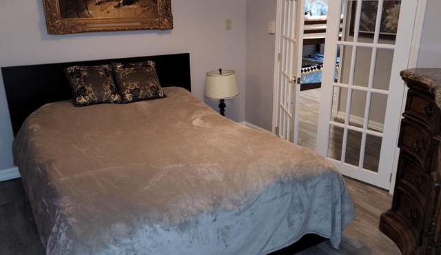 Cozy lakefront cottage w/hottub for all your family relax.