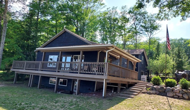 Cozy Lakefront Cottage: Snowmobile & ORV trails, great fishing, Hiking