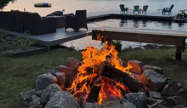 Cozy Lakefront Cottage Breathtaking Views Firepit