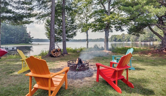 Cozy Lakefront Cottage w/ Dock, Kayaks & Views!