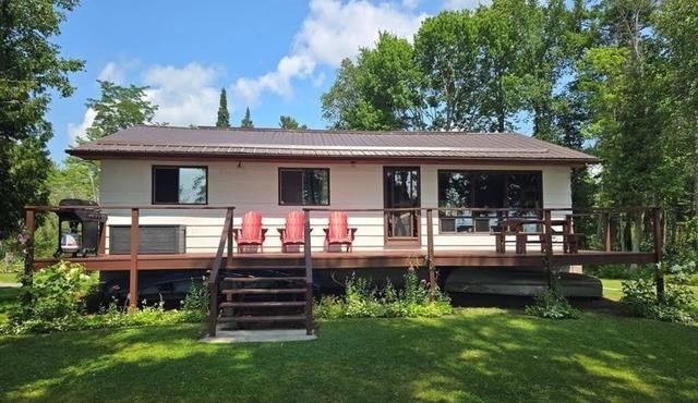 Cozy Lakefront Cottage in Lakefield with Bunkie