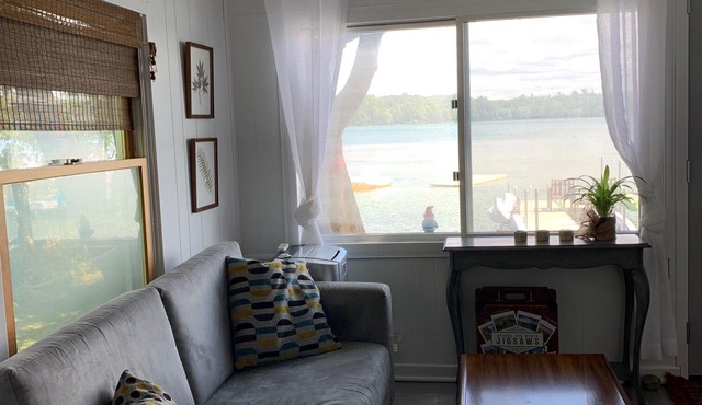 Cozy Lakefront Cottage on Quiet Family Friendly Lake!