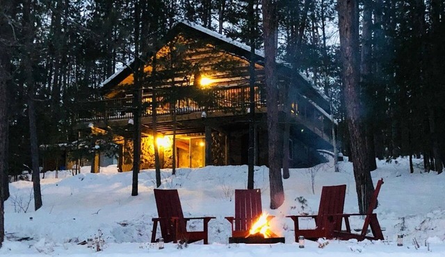 Cozy Lakefront Cottage with Sandy Beach