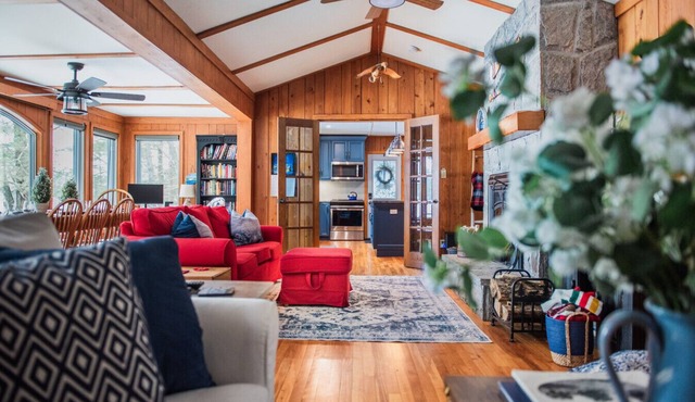 Cozy Lakefront Cottage: Views-Hot Tub-Pet Friendly