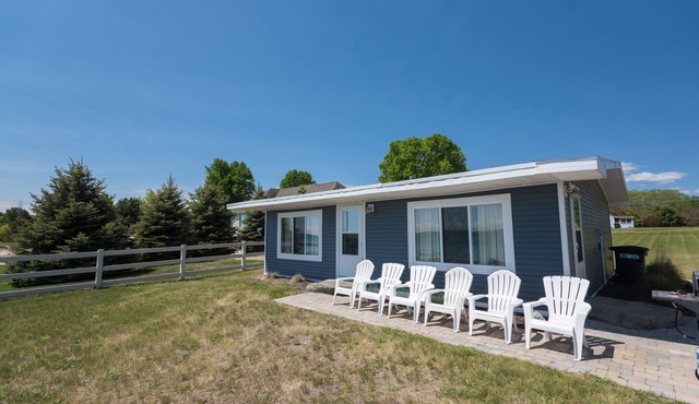 Cozy Lakefront Cottage - Gorgeous Views of Lake Huron!