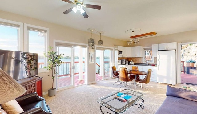 Cozy Lakefront Cottage