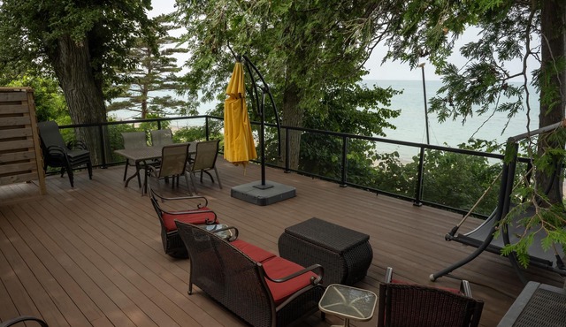 Cozy Lakefront Cottage - Private Beach