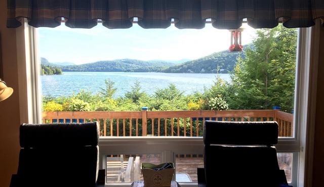Cozy Lakefront cottage with breathtaking views of lake and mountains