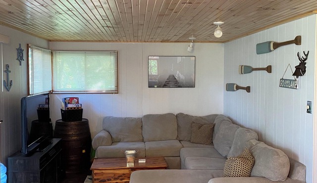 Cozy lakefront cottage, 2 hours from Toronto!
