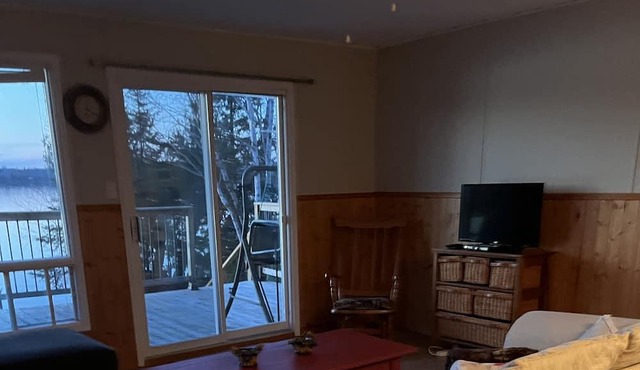 Cozy LAKEFRONT Cottage on Remi Lake