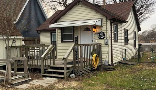 Cozy lakefront cottage. It’s a perfect getaway for a couple or a small family.