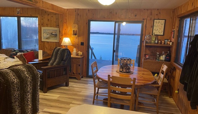 Cozy Lakefront Cottage with spectacular views!