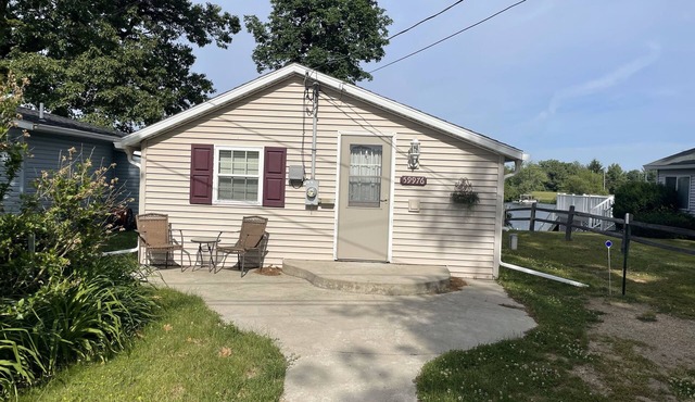 Cozy Lakefront Cottage