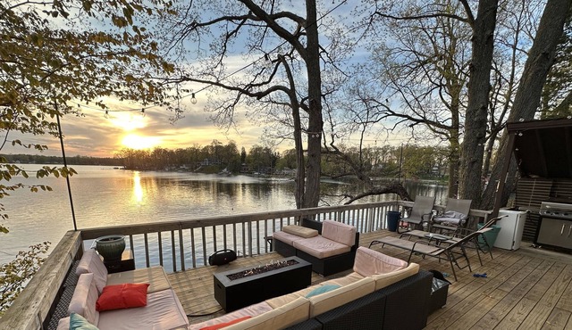 Cozy Lakefront Cottage with Sunset Views, Private 60ft Dock & Water Toys