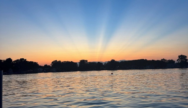 Cozy Lakefront Cottage With Breathtaking Sunsets!