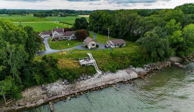Cozy Lakefront Cottage