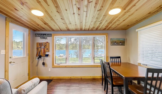 Cozy Lakefront Cottage