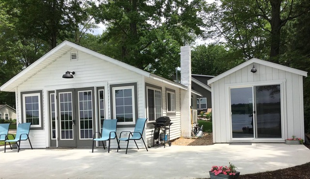 Cozy lakefront cottage
