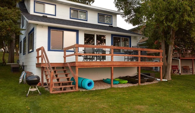Cozy Lakefront Cottage — Family Friendly, Sunset Views, Kayaks, Fishing