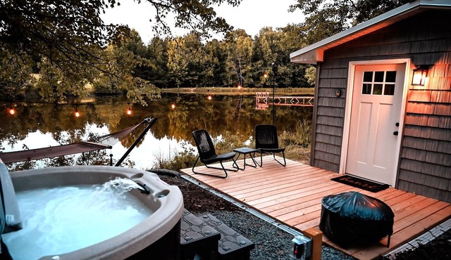 Cozy Lakefront Cottage with Hot Tub on 25-Acre Private Retreat