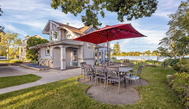 Cozy Lakefront Escape: Perfect for Seasonal Getaways & Large Groups