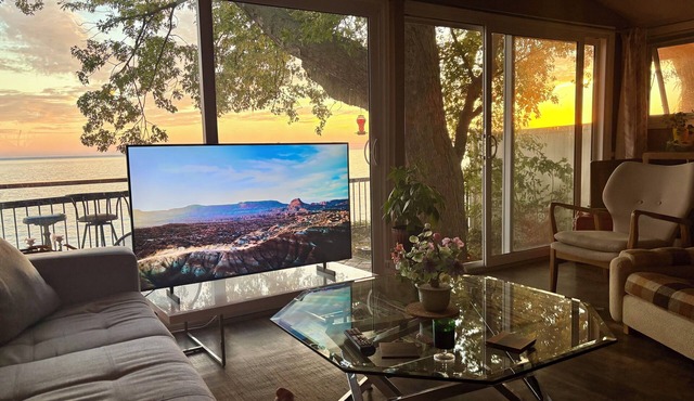 Cozy Lakefront Escape | Records, Board Games & Firepit