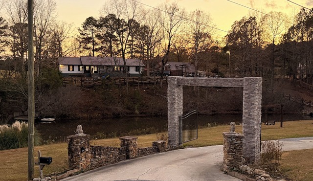 Cozy Lakefront Farmhouse Retreat