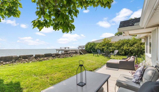 Cozy Lakefront Getaway with Firepit & Air-Doctor System