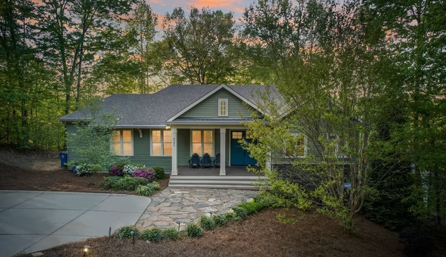 Cozy Lakefront Getaway with Dock, Fire Pit, hot tub & Screened Porch