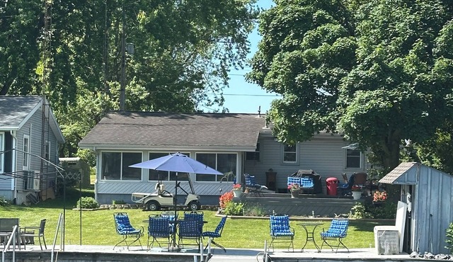 Cozy Lakefront Getaway with 3 kayaks, in Hillsdale County, Bird Lake Michigan.