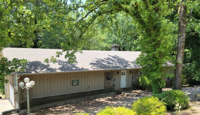 Cozy lakefront house with all of the comforts of home