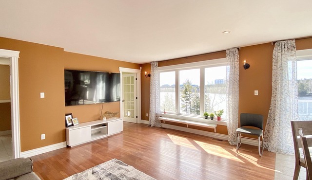 Cozy Lakefront House in Bedford