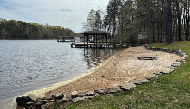 Cozy Lakefront House on Lake Anna public side!