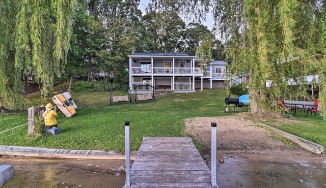 Cozy Lakefront Lapeer House w/2 Paddle Boats!